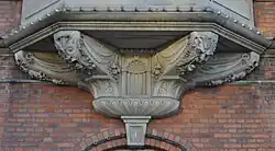 Detail der Fassade mit Steinskulpturen, 2011