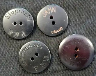 Knöpfe mit Firmennamen-Gravur