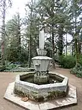 Jugendstil-Brunnen mit krönender Figur