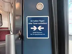 Bitte an die Fahrgäste, Türen bei längeren Standzeiten auf Bahnhöfen zu schließen, um den Wärmeverlust zu reduzieren (Baureihe DT4, U-Bahn Hamburg)