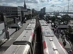 Bündig in das Profil des Wagenkastens eingefügte Klimageräte des Herstellers Liebherr Transportation Systems (Baureihe DT5, U-Bahn Hamburg)