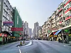 Die Kwong Fuk Road (廣福道) – eine Hauptstraße am Tai Po Market (2008)