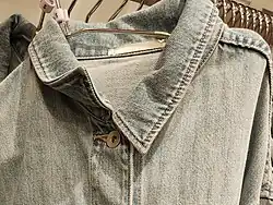 Jeansjacke, Aufhänger mit Hersteller-Logo (2022)