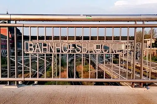 Namensschild der Bahnhofsbrücke