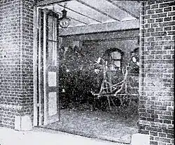 Blick in die Haupthalle der St. Lorenz-Feuerwache für die Fahrzeuge mit Gasspritze