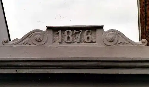 Detail am Nebeneingang