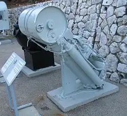 Tonnenförmige Wasserbombe auf einem Werfer mit festem Wurfwinkel. Vom britischen Schiff Mendip von 1940.