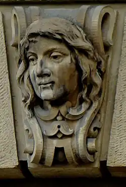 Gesicht mit langen Haaren