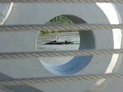 Detailansicht des Steges, im Hintergrund die Fähre