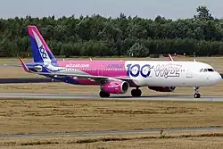 HA-LTD mit der „100th Airbus“ Bemalung von rechts.