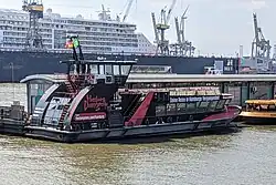 Die HADAG-Fähre Waltershof am Betriebsponton St.&nbsp;Pauli Fischmarkt (2022)