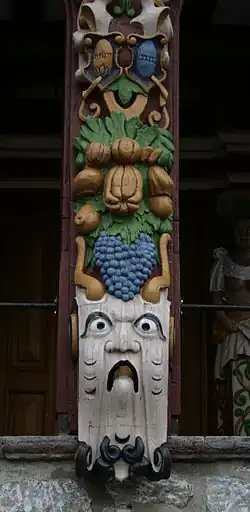 Detail des Schnitzwerks an der Laube