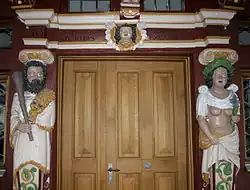 Rathaustür mit flankierenden Figuren