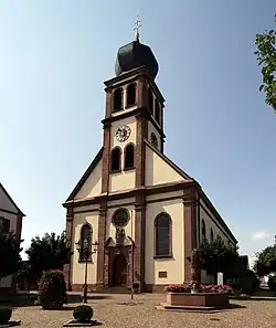 Blick von der Ludwigstraße über den Kirchplatz zum Eingangsportal