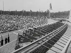 Parteifahnen an der Plattform der Mauer