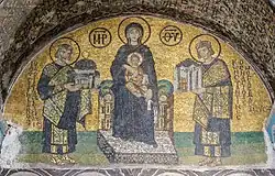 Das Mosaik aus dem 11. Jahrhundert zeigt mittig die thronende Maria, zu ihrer Rechten ist Kaiser Justinian mit dem Modell der Kirche zu sehen, zu ihrer Linken Kaiser Konstantin, mit dem Modell der Stadt Konstantinopel.