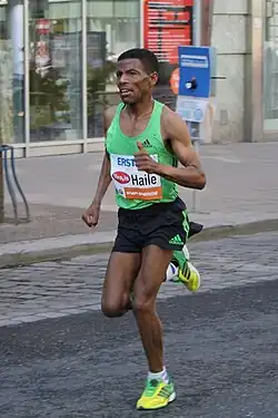 Nach seinem zweiten Platz über 5000&nbsp;Meter eine knappe Woche zuvor errang Haile Gebrselassie (hier beim Vienna City Marathon 2011) nun seinen ersten großen Titel, dem noch viele weitere folgen&nbsp;sollten