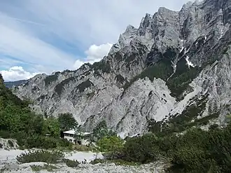 Die Hütte liegt unter den Kletterwänden des Haindlkars in der Hochtorgruppe, von links: Planspitze, Peternschartenköpfe, Rosskuppe und Dachl.