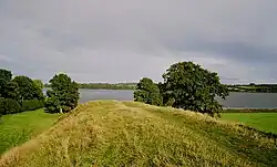 Blick vom begehbaren Wall aufs Haddebyer Noor