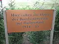 Hinweistafel auf die Massengräber der Bombenopfer