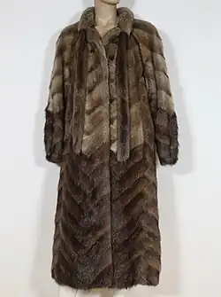 „Parkett“, unten Bisamrücken, oben ‑wamme (ungewöhnlich)