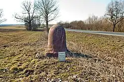 Halbmeilenstein an der B&nbsp;80 westlich von Lüttchendorf