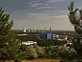 Blick von der Halde nach Südost mit dem RZR und dem Kraftwerk Herne der STEAG in Herne, dahinter die Innenstadt von Herne, am Horizont Bochum und die Ruhrtalhöhen