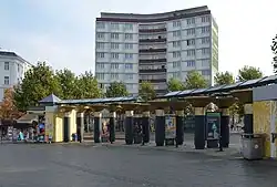 Henriettenplatz, Säulenkolonnaden