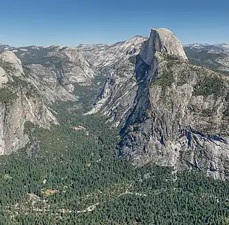 Blick vom Glacier Point in das Yosemite Valley mit dem Half&nbsp;Dome (rechts oben)