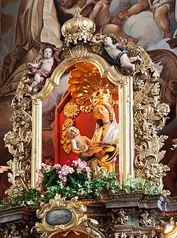 Im Stil des Seeoner Meisters um 1430 entstandenes Gnadenbild mit der gekrönten Maria und dem Jesuskind „Unserer Lieben Frau am Moos“ in einem um 1733 entstandenen Schrein mit 1894 vorgenommenen Veränderungen.[17]