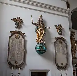 Statue der Maria als Himmelskönigin an der Ostwand des Turms