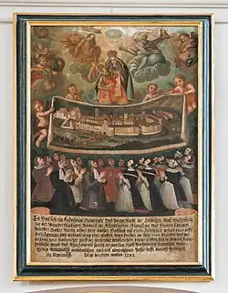 Votivbild der Gemeinde und Bürgerschaft Wasserburgs mit einer Darstellung der „Maria am Moos“ über einer Stadtansicht und der Bürgerschaft. Die Tafel dokumentiert das 1704 „bei sonderbar gefährlichen Kriegsleuten“ gegebene Gelöbnis, jährlich einen Kreuzgang nach Halfing zu unternehmen und eine große Wachskerze zu stiften.[18]