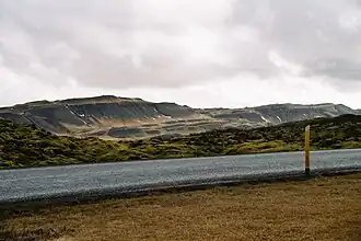 Hallarmúli gesehen vom Lavafeld Grábrókahraun