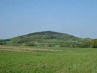 Die Große Egge in Halle, davor der Golfplatz von Halle