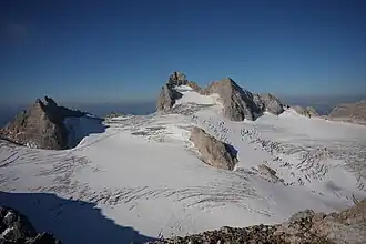 Nordseite des Hohen Dachsteins mit dem Hallstätter Gletscher, Niederer Dachstein (rechts), Hohes Kreuz (ganz rechts) und Dirndln (links); gesehen vom Gjaidstein