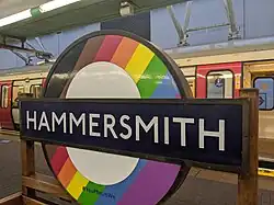 Hammersmith, London: Underground-Roundel in Regenbogendesign entsprechend Philadelphia Pride Flag