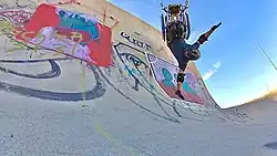 David Lebuser bei einem Handplant mit seinem Rollstuhl