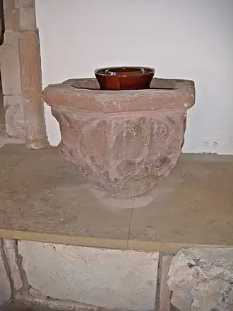 Taufsteinrest in der Kirche