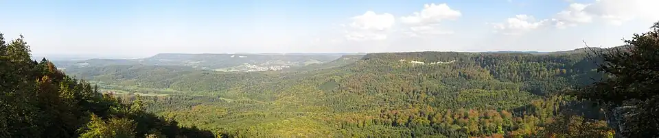 Blick vom Hangenden Stein (922,9&nbsp;m) am Albtrauf nördlich von Onstmettingen über den Dreifürstenstein, Jungingen und den Himberg