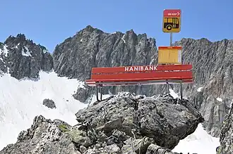 Sitzbank und Postautohaltestellentafel auf dem Felsturm Hannibal auf 2'882 m. ü. M.