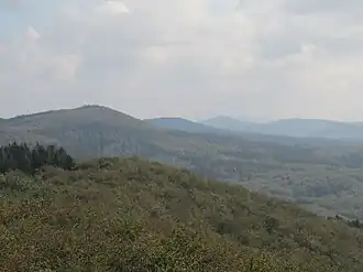 Blick vom Fernmeldeturm Dissen (Steinegge) südostwärts über den Teutoburger Wald mit dem Hankenüll (links)
