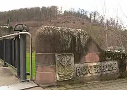 Inschrift an der Brücke, im Hintergrund die Tillyschanze