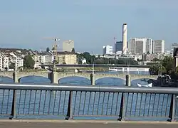 Hannes Vogel (1938–2023) Wegzeichen.1979–1981 Fernheizkraftwerk, Hochkamin Volta 1, Basel (Kunstkredit Basel-Stadt Wettbewerb). Von der Wettsteinbrücke aus fotografiert