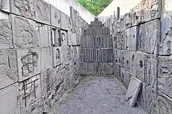 Im Mahnmal mit den Asphaltplatten an den Wänden und dem symbolischen Stolleneingang, der mit Platten verstellt ist