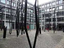 Blick in den östlichen Innenhof mit Stahlskulpturengruppe In Vent von Robert Schad