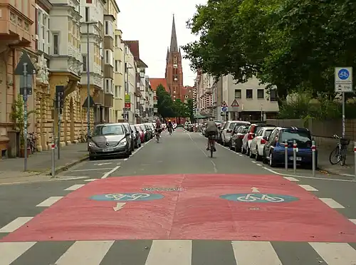 Hannover: Fahrradstraße mit roter Einfärbung in Kreuzungsbereichen