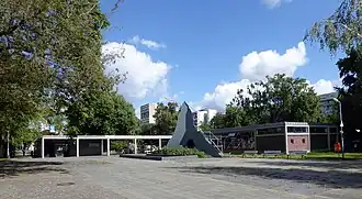 Außenbereich mit Installation „Das Matterhorn am Hansaplatz“