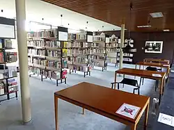 Bücherregale mit Lesetischen