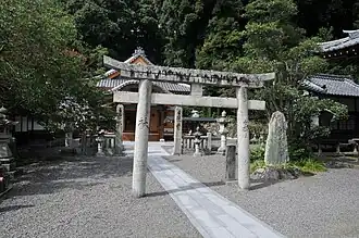 Kangitendō, vorn das Torii