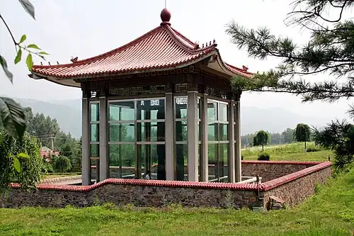 Schutzpavillon der Stele